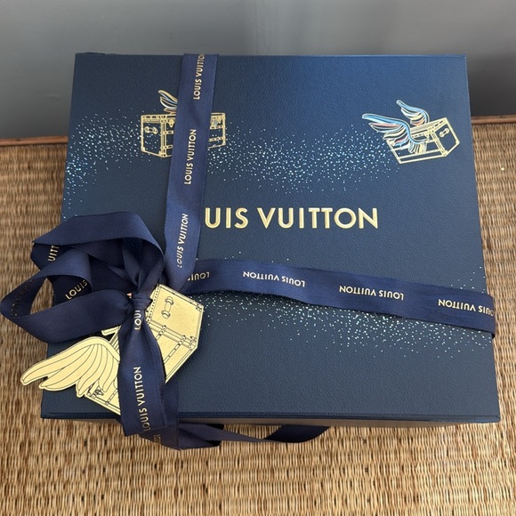 Louis Vuitton holiday box 11x12x6 with gift bag - Picture 3 of 4